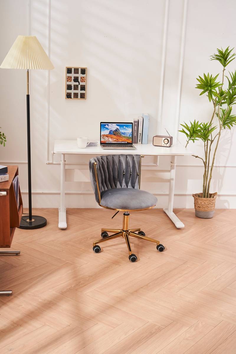 Cozy Swivel Office Chair - Stylish and Ergonomic in Dark Grey