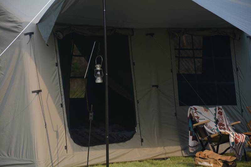 Cozy Air Glamping Tent: Quick Setup & Weather-Ready!