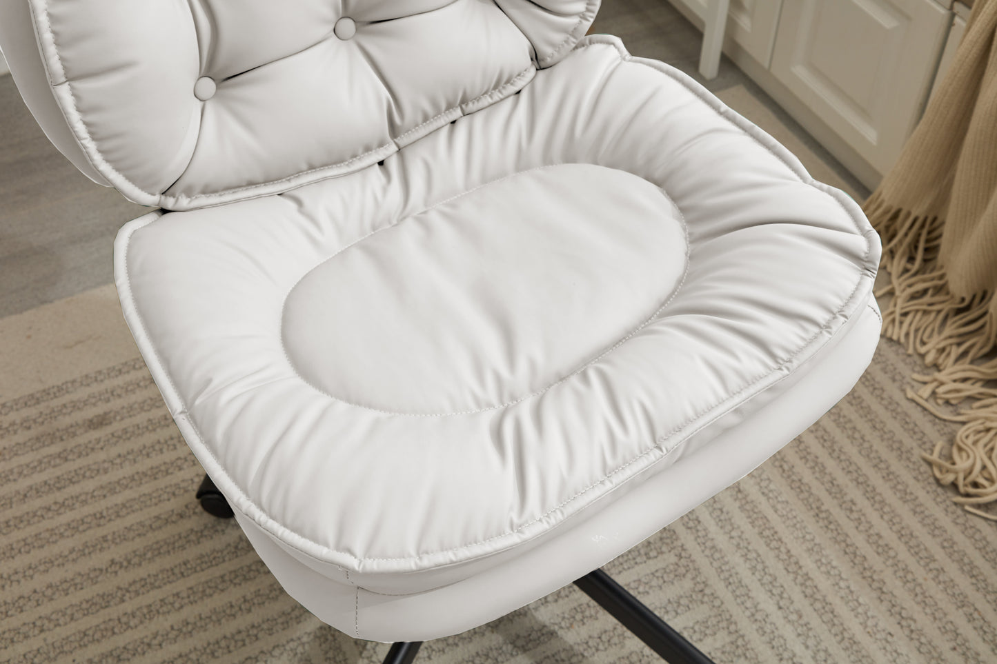 Chic Swivel Desk Chair - Stylish Comfort for Any Space