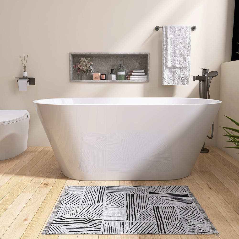 Sleek Oval Free-Standing Soaking Tub