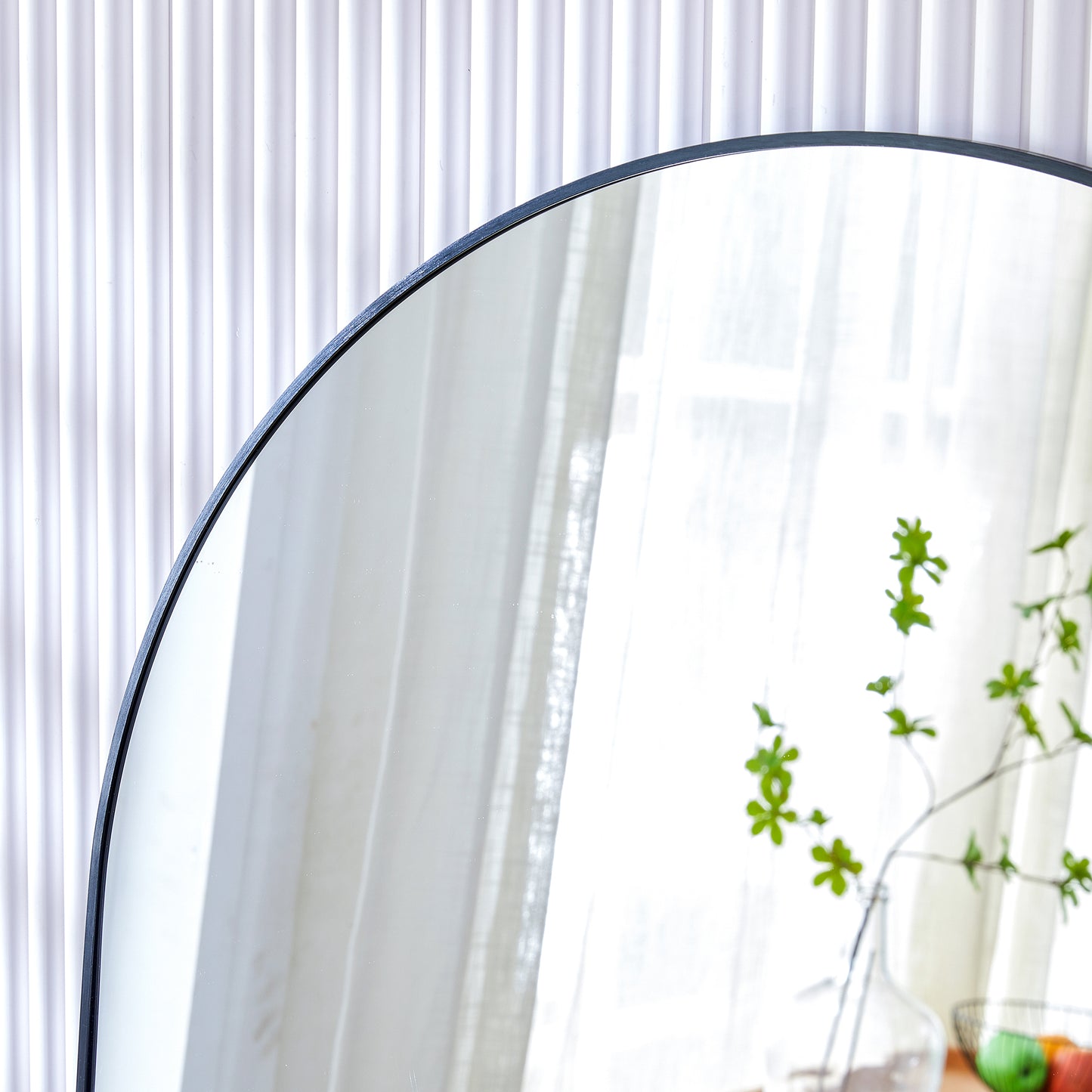 Arched Standing Mirror - Chic Black Design for Makeup & Style