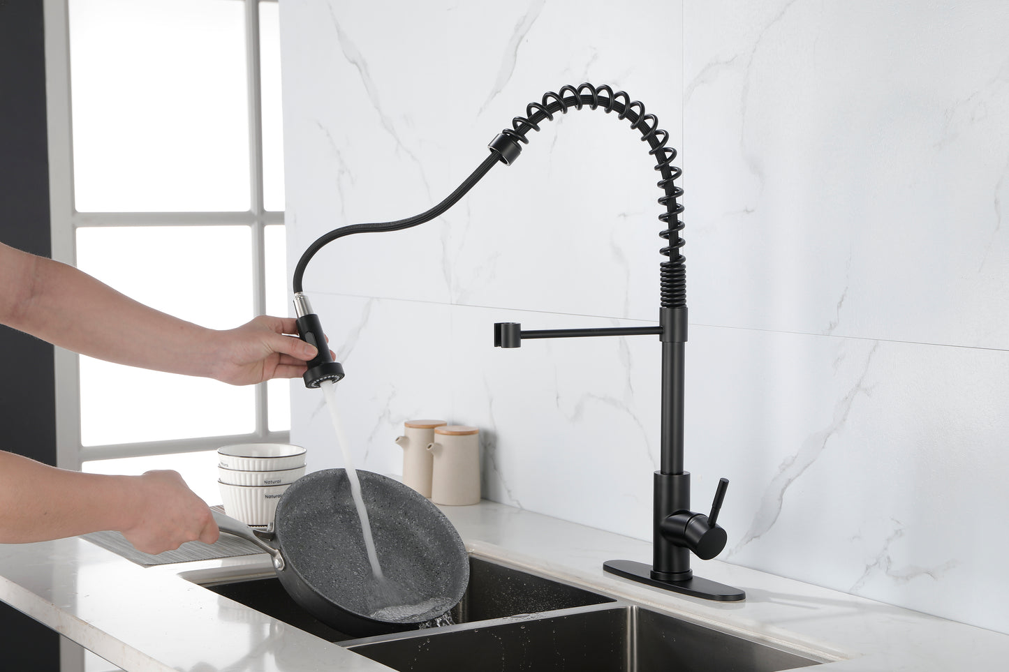 Sleek Matte Black Pull-Out Kitchen Faucet