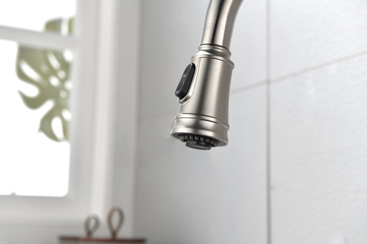 Sleek Arc Pull-Out Kitchen Faucet