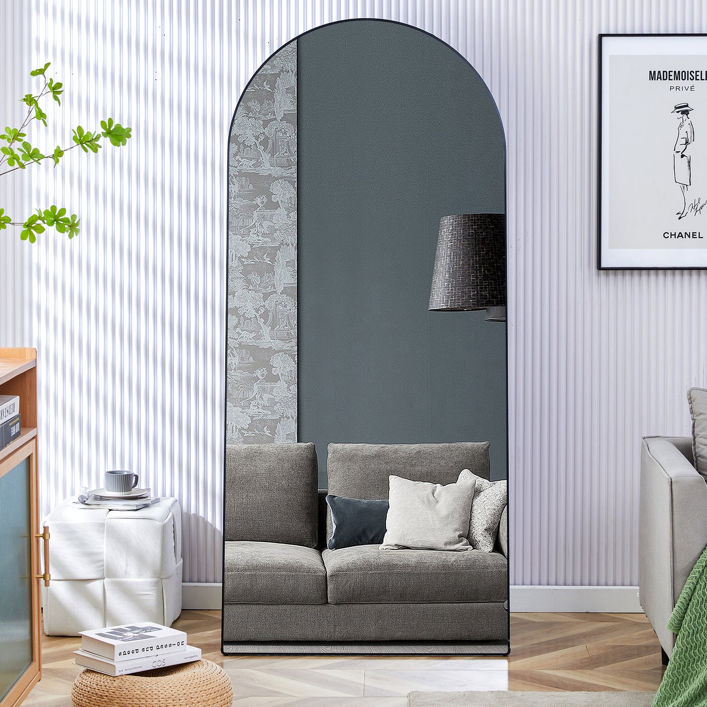 Arched Standing Mirror - Chic Black Design for Makeup & Style