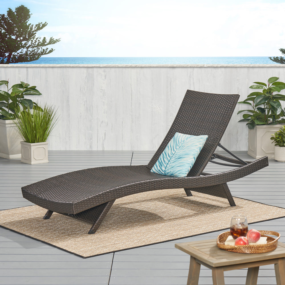 Cozy Wicker Lounge Chair