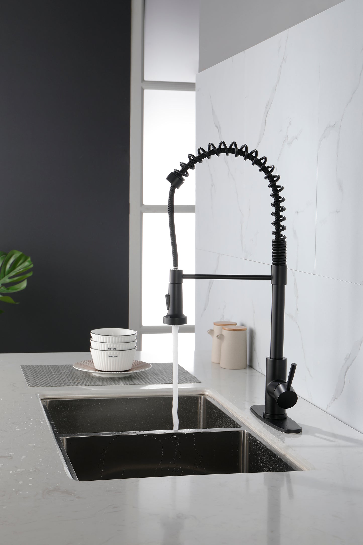 Sleek Matte Black Pull-Out Kitchen Faucet