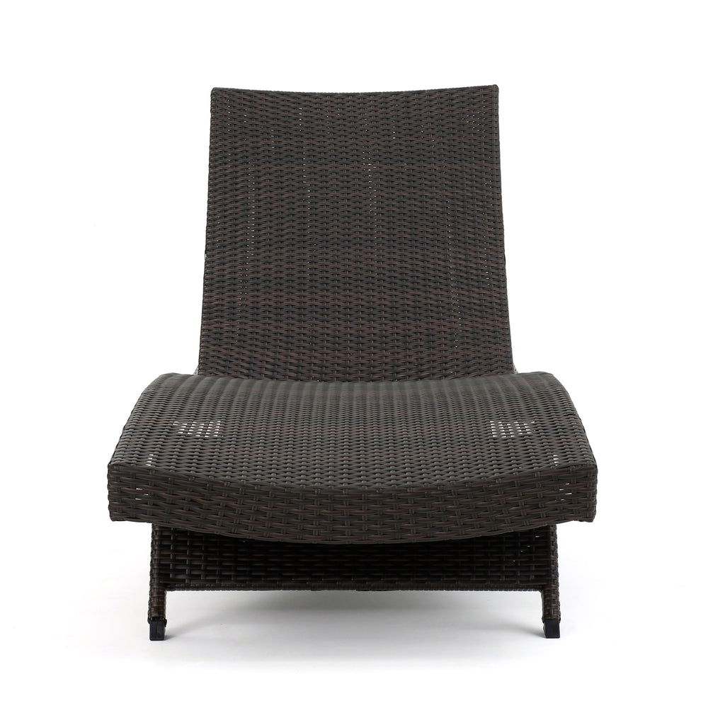 Cozy Wicker Lounge Chair